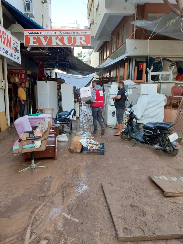 Kizilay's tweet photo. Antalya Kumluca'da yaşanan sel ve su baskınlarının ardından vatandaşlarımızla bir aradayız. Öncü ekiplerimizin vatandaşlarımıza sıcak yemek ve içecek dağıtımları devam ediyor. #Kumluca https://t.co/rSrWxdihMk