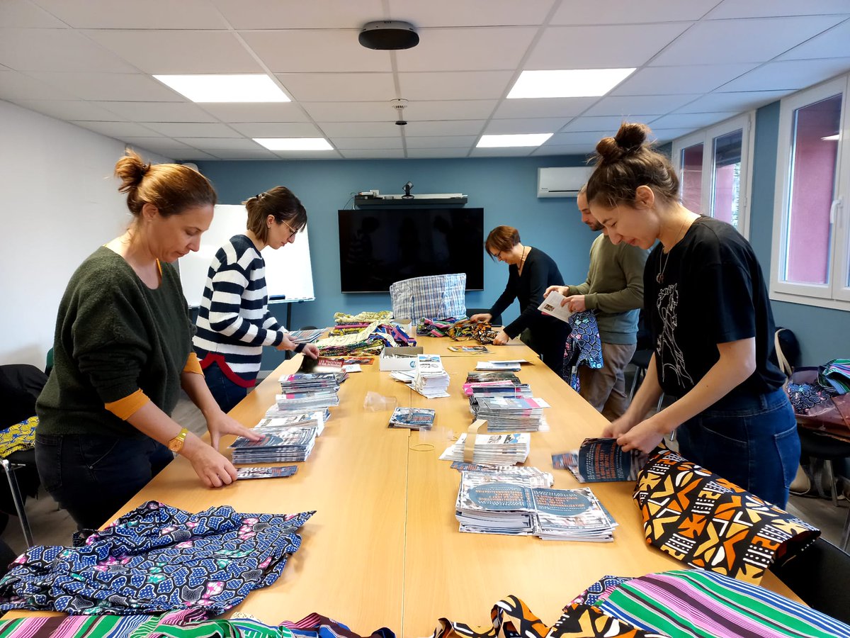 tw_rfs's tweet photo. Derniers préparatifs avant le 5e Congrès du RFS : préparation des sacs, documents, badges, listes, chouquettes (juste pour l'équipe d'organisation 😜...)
À très vite, on vous attend !
13-16/12/2022
#sociolinguistique #rfs2022
@AllshAmu @univamu @lest @LPL_lab_Aix @CentreElias https://t.co/sFxPLsJikD