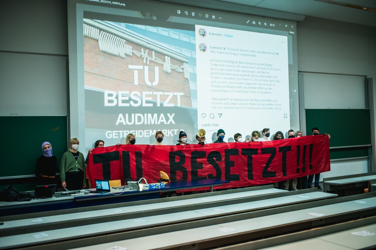 TU_Besetzt's tweet photo. „Die Uni Schließung war eine Drohung seitens des Rektorats an das Ministerium, dabei werden
Angehörige der TU Wien instrumentalisiert. Die Folgen davon tragen jetzt Studierende sowie
Mitarbeitende, es findet hier nur eine Umwälzung der Probleme statt"
#tubesetzt #121222 https://t.co/NZDUhAxpeT