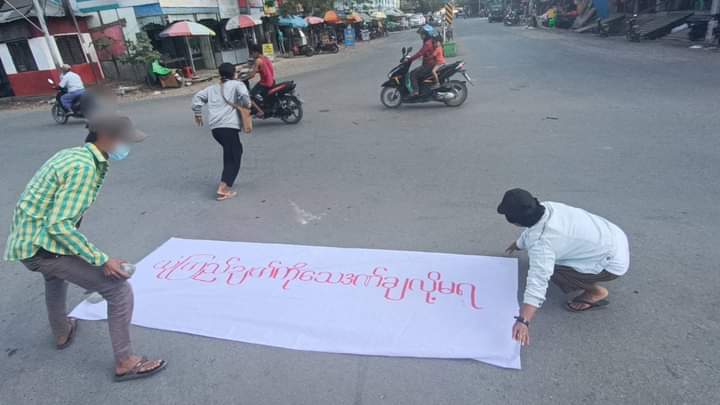 miN13700's tweet photo. Despite junta's offensive, main strike protesters &amp; residents in Sagaing's #Kalay township held 674-day anti-coup protest on Dec 12, showing their solidarity with 7 Dagon University Students who have been sentenced to death
#HelpMyanmarIDPs
#2022Dec12Coup
#WhatsHappeninglnMyanmar https://t.co/ylFKTDzAjC