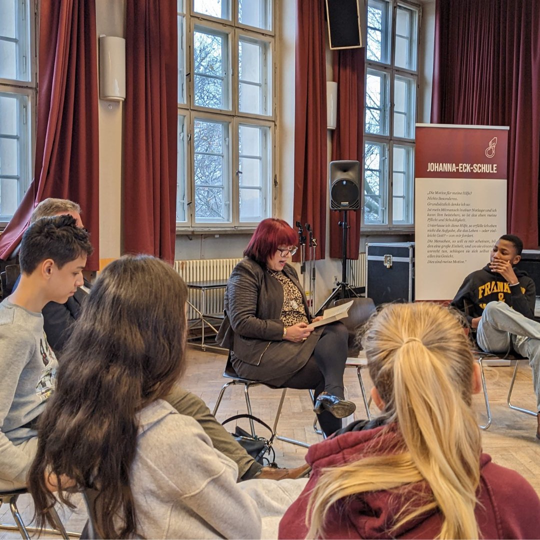 SenBJF's tweet photo. „Jugend im Exil“ ist Thema von „Johannas Lesefest 2022“ an der Johanna-Eck-Schule. Senatorin Astrid-Sabine Busse eröffnete heute das #Lesefest und las Siebtklässler/-innen aus dem Buch „Als Hitler das rosa Kaninchen stahl“ vor. Anschließend war Zeit für Fragen der Schüler/-innen. https://t.co/aq7k8h7ZOH