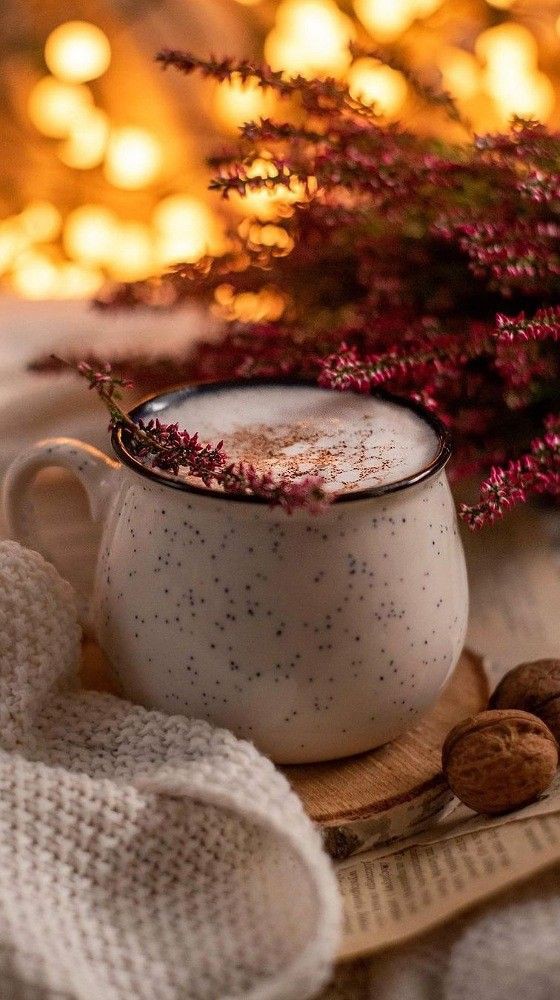 alya_verbova_'s tweet photo. Хтось любить каву з цукром, хтось з корицею, а я люблю – з кардамоном  і кни��ами😍☕. https://t.co/T9YmnlKcJg