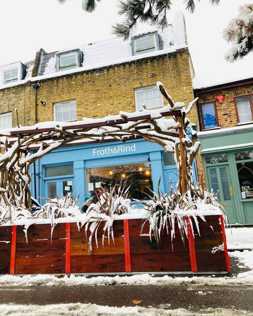 Strong Narnia vibes at the hobbit house parklet in Orford Road @froth_and_rind 

#walthamstow #walthamstowvillage #londonlife #londonsnow #londonsnow2022 #londonerslondon #parklet #snowscene #citysnow #coffeeshopvibes #winterwonderland
