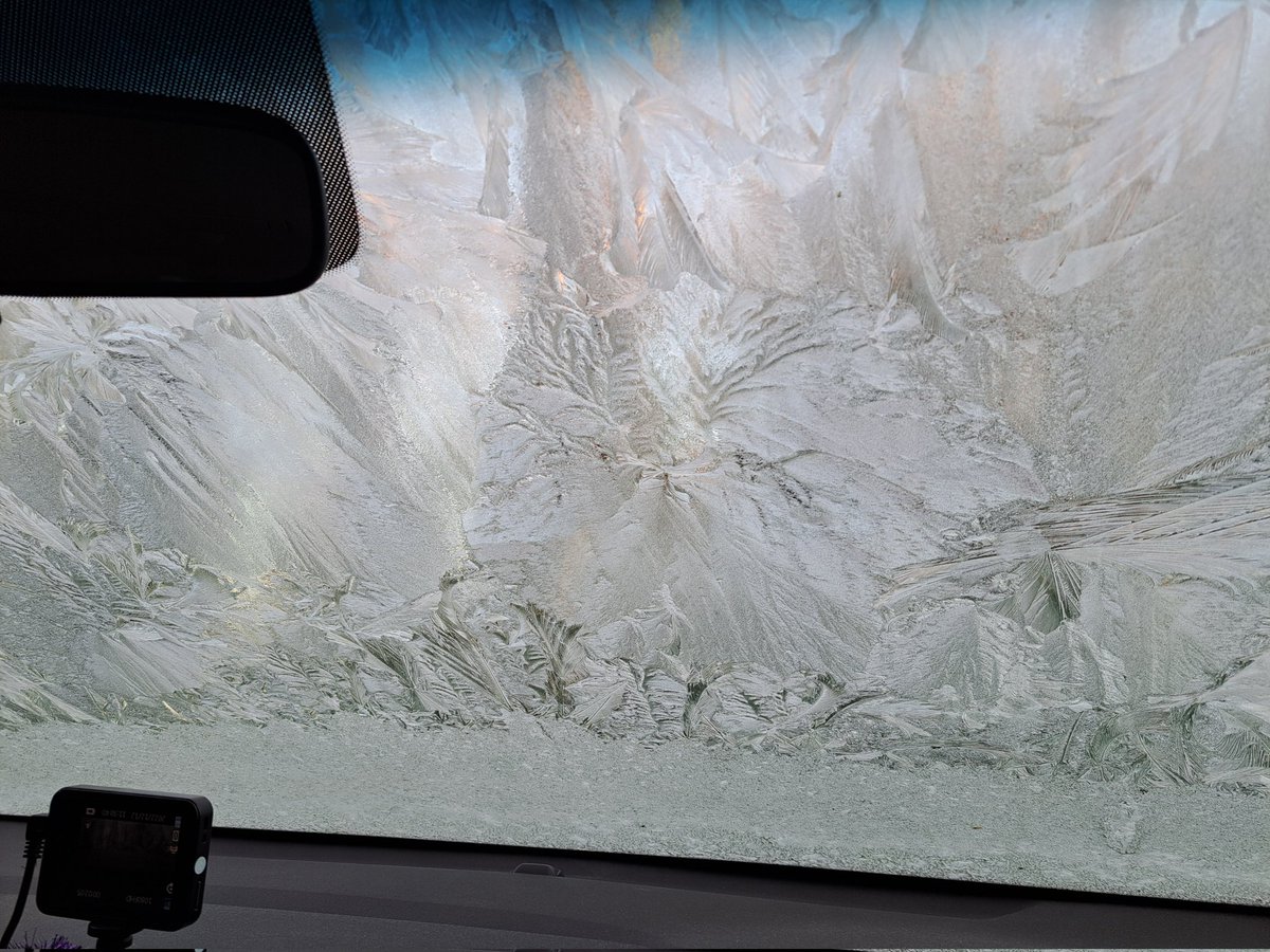 susanbasilmac's tweet image. I&apos;ll be here a while, but at least it&apos;s pretty!! #icepatterns