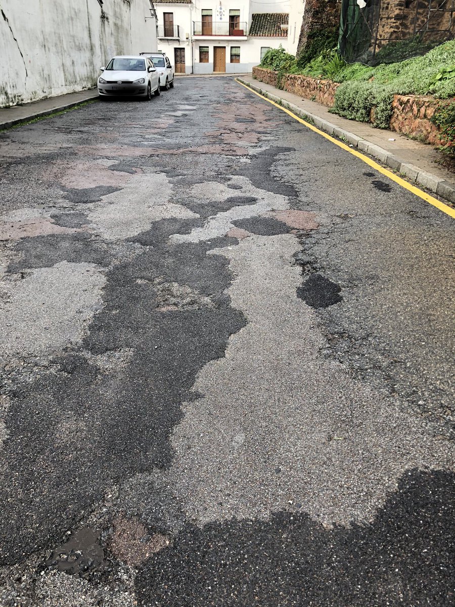 maroto35's tweet photo. @AytoAracena la Gran Via tambien se permitiria Aracena tenerla asi? Llena de agujeros y baches. Los remiendos que se le hacen en vez de reparar, la empeoran. Aqui tambien pagamos impuestos, nos merecemos un asfaltado medio decente https://t.co/Ji7SNoM4KS