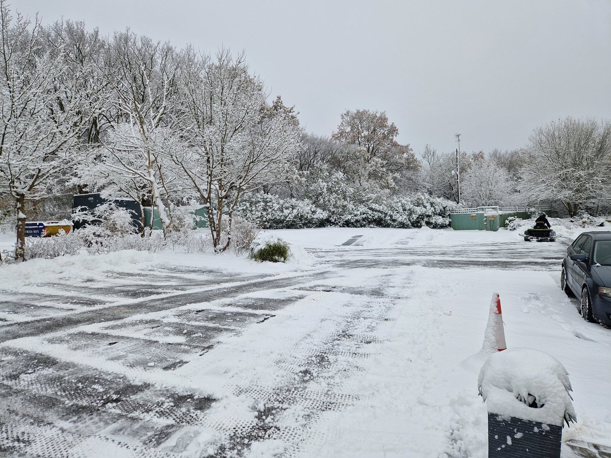 Multi-functional <a href="/JohnDeere/">John Deere USA</a>

#snowday #snowfall #Golf #greenkeeper #snowlondon