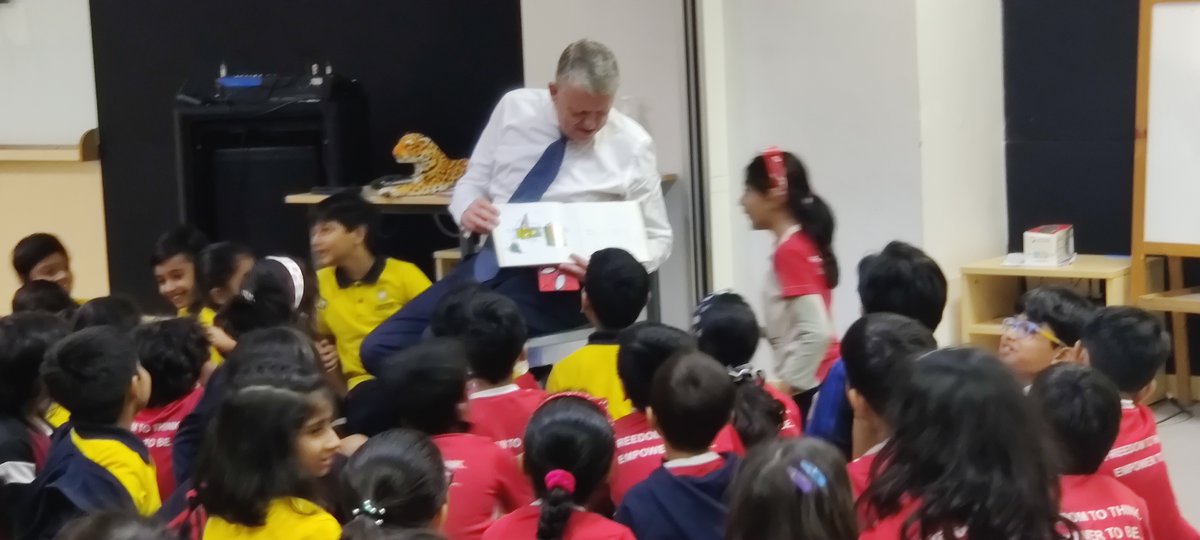 Grade 3 had a special read aloud today by Mr.Peter Murphy!💙 @murphypmj  #headofschool  #Towerofbookschallengewinner @ois_primary