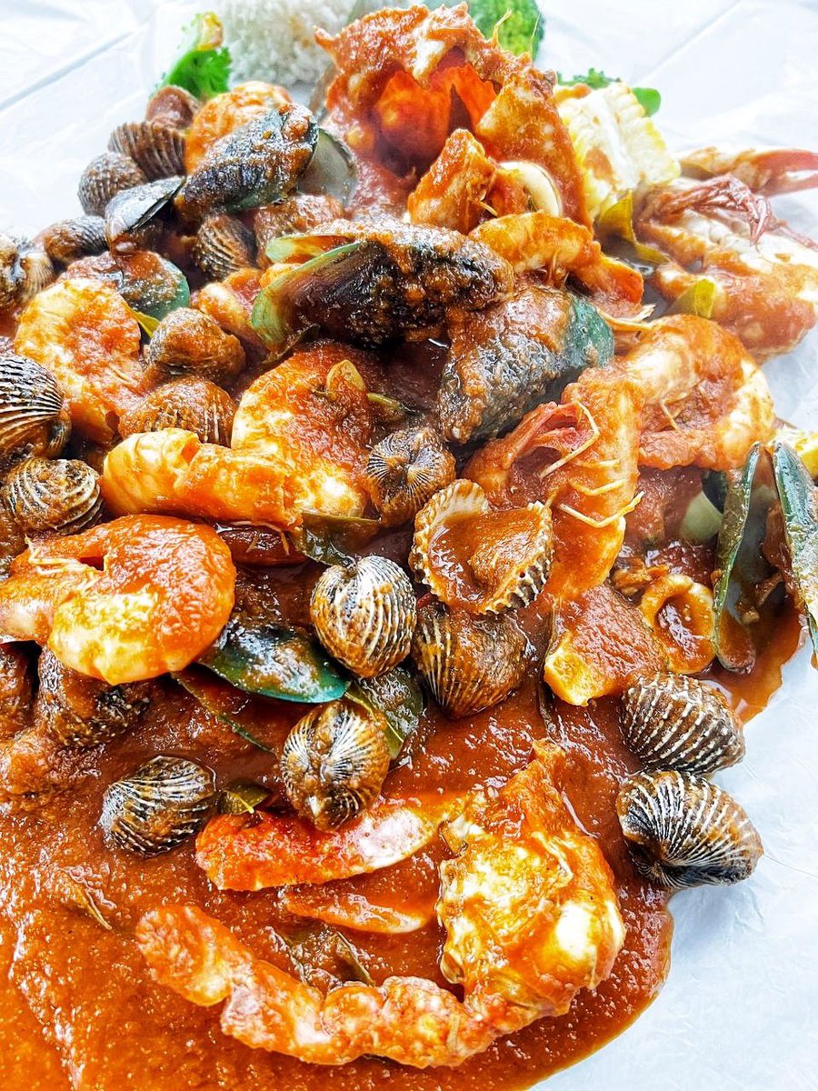Twt_Cyberjaya's tweet photo. Shellout selambak dengan seafood, banyak portion dia. Kuah pekat dan ada rasa tomyam. Sedap makan dengan nasi panas-panas! 🔥 https://t.co/aVLHrjVr2E