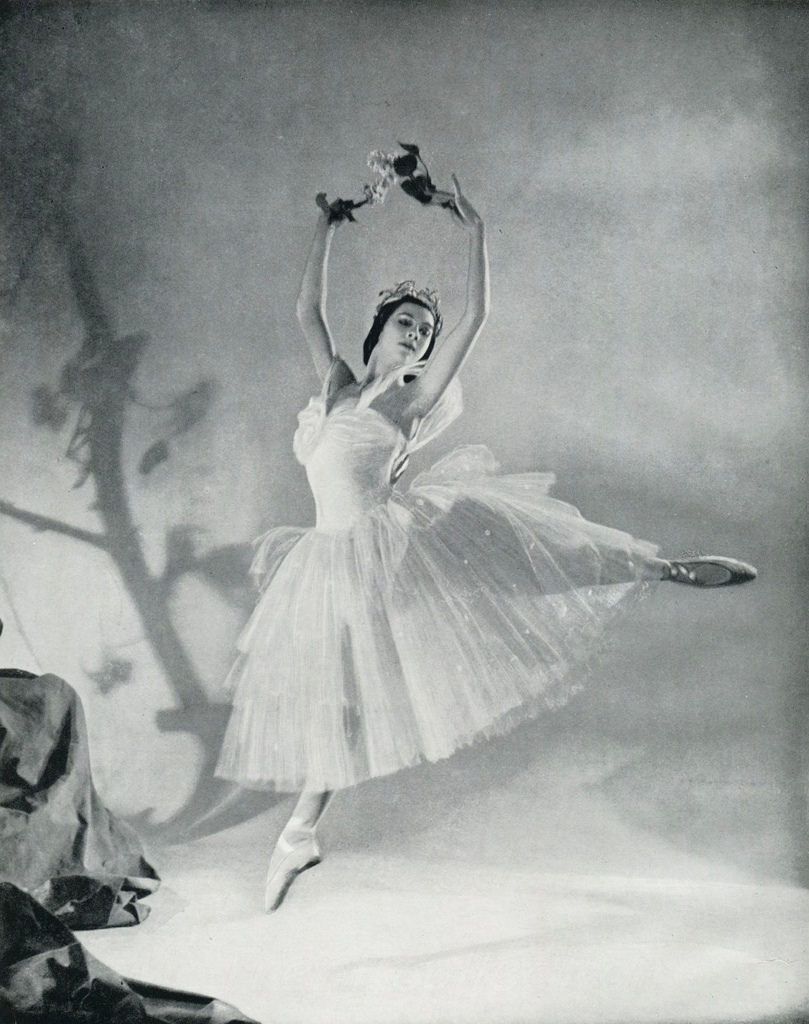 lucieskeaping's tweet photo. So sad to hear of the death of #BerylGrey over the weekend. She was director of the #ArtsEducationalSchool when I was training there as a ballet dancer; I remember her attending our morning assemblies - graceful, wise & always immaculately dressed @TheRoyalBallet https://t.co/K3o8MCm2qE