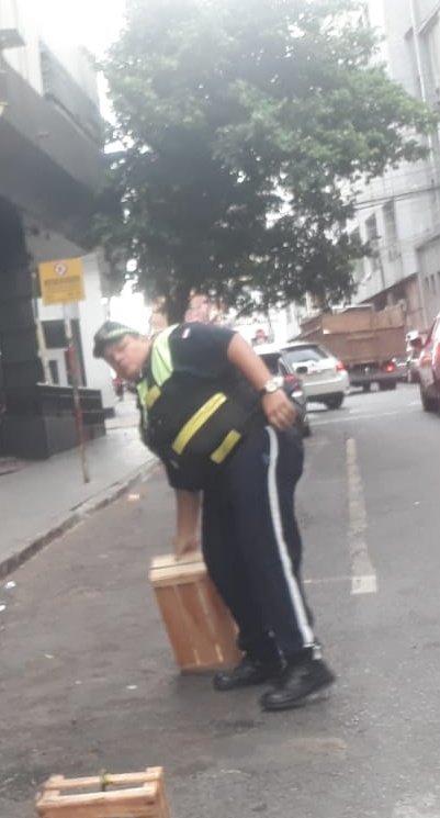 asu_transito's tweet photo. 👮🏻‍♂️Agentes de la PMT realizaron esta mañana el retiro de objetos utilizados en la vía pública para la reserva de estacionamiento en forma indebida en el Microcentro de Asunción #AsuTransito. https://t.co/lhhPVhqN7f