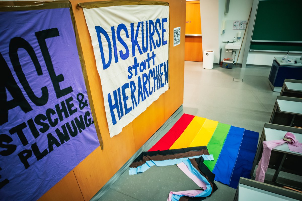 TU_Besetzt's tweet photo. Unser heutiges Programm steht fest! Komm vorbei, im open space arbeiten wir gemeinsam basisdemokratisch unsere Forderungen aus. Lass uns die TU politisieren!
#tubesetzt #121222 https://t.co/YiitlG2c4T