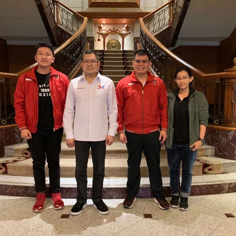 SeputariNews's tweet photo. Reposted from Mr @hary_tanoe
𝗦𝗮𝗯𝘁𝘂, 𝟭𝟬 𝗗𝗲𝘀 𝟮𝟬𝟮𝟮: Chris John bergabung dengan Partai Perindo dan akan maju Bacaleg DPR RI Dapil Jawa Tengah.
.
#HaryTanoesoedibjo #ChrisJohn #JawaTengah #BacalegDPRRI #PartaiPerindo #UntukIndonesiaSejahtera https://t.co/iddsYLS5aI
