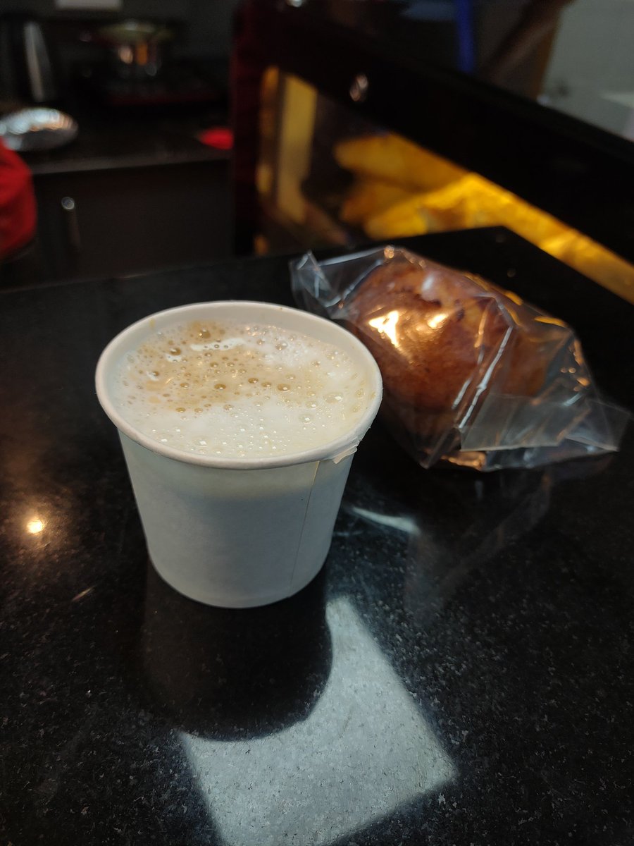 bhat_vidhya's tweet photo. Already on my 3rd cup of coffee for the day but nothing seems to have an effect...this Bangalore weather is making me feel sleepy!!😭 #bangalorerains #residency #MedTwitter https://t.co/0obnU9XM18