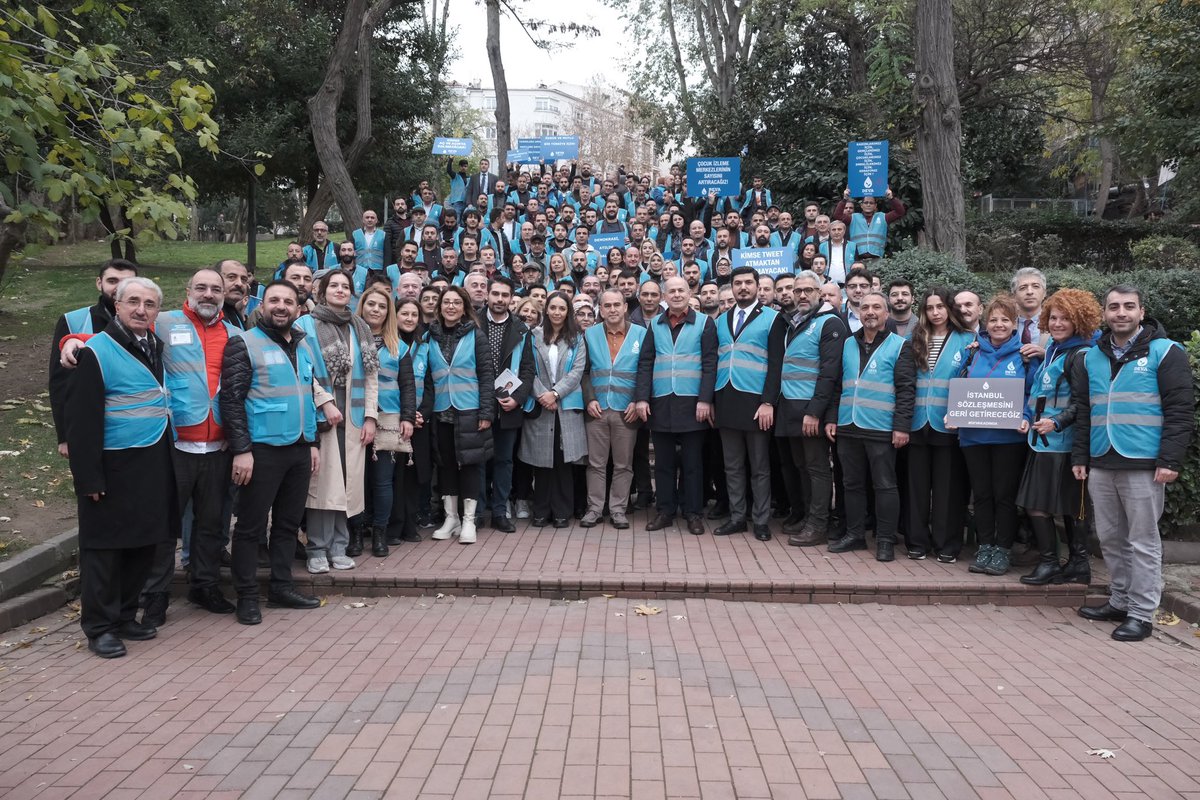 devasosyalisler's tweet photo. #Şişli'den #10AralıkDunyaİnsanHakları için yürüyüş. #deva Eylem Planları'nı tek tek eyleme döküyor. Aksiyon alıyor. Siyaset yeni bir boyut kazanıyor.
@alibabacan @devapartisi @drerhanerol @devasosyalisler @Selcuk_Baydar18 
#OylarDEVAOlsun #MaviYelekliler #babacananlatıyor https://t.co/uQIiBeLqkN