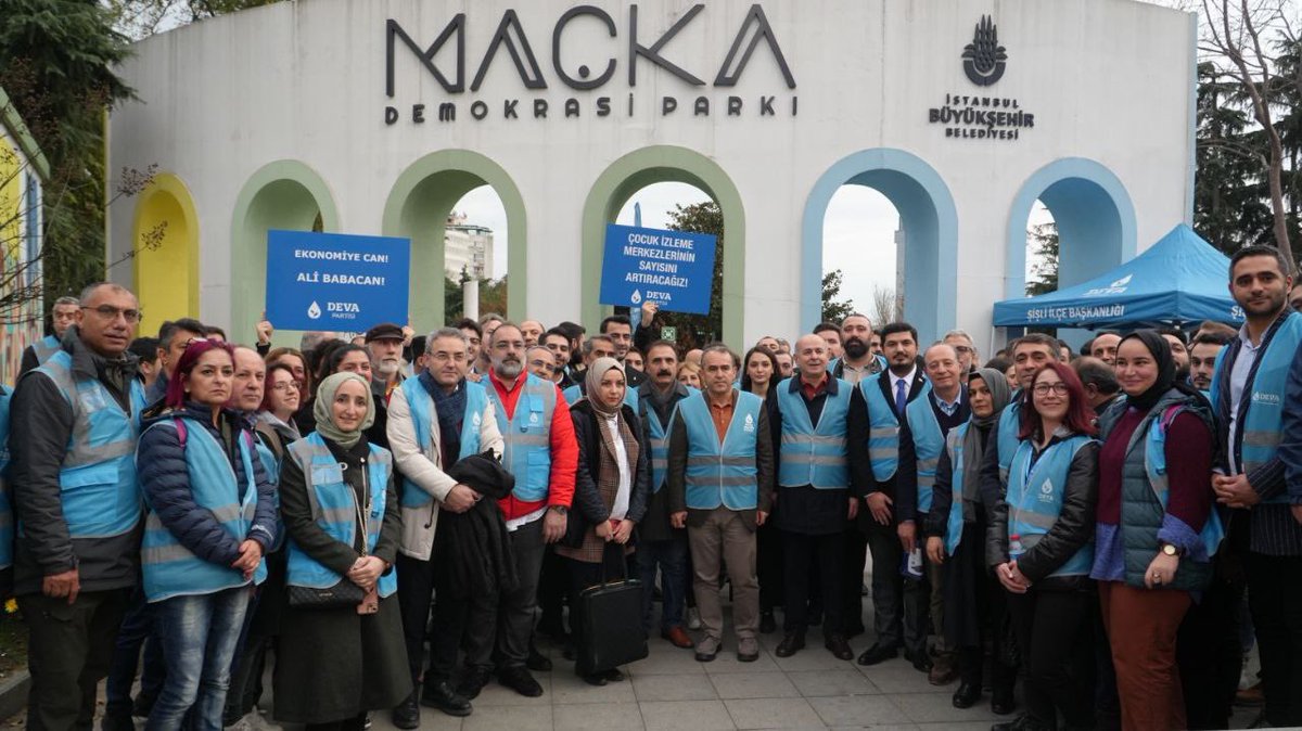 devasosyalisler's tweet photo. #Şişli'den #10AralıkDunyaİnsanHakları için yürüyüş. #deva Eylem Planları'nı tek tek eyleme döküyor. Aksiyon alıyor. Siyaset yeni bir boyut kazanıyor.
@alibabacan @devapartisi @drerhanerol @devasosyalisler @Selcuk_Baydar18 
#OylarDEVAOlsun #MaviYelekliler #babacananlatıyor https://t.co/uQIiBeLqkN