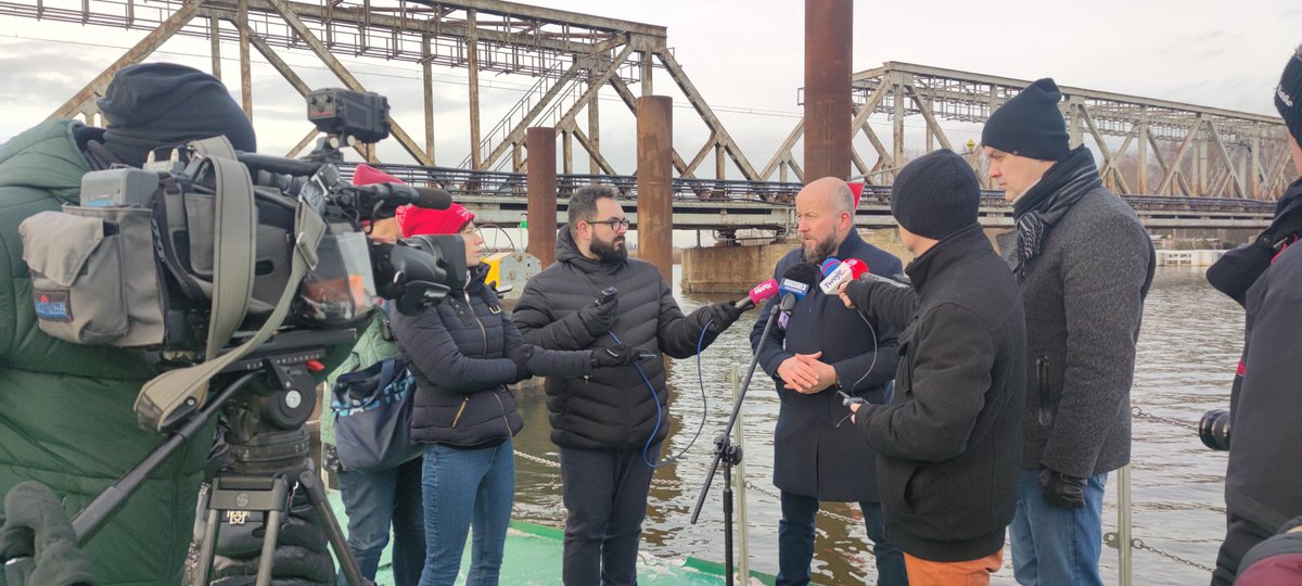 RZGWSzczecin's tweet photo. -Dysponujemy siłami siedmiu lodołamaczy polskich, sześciu lodołamaczy niemieckich- mówi Dyrektor Wód Polskich w Szczecinie Marek Duklanowski podczas poniedziałkowego briefingu na Odrze #lodołamanie #wodypolskie https://t.co/5Fdy4V1WtU