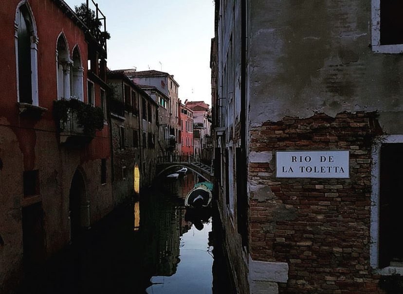 Dopo Napoli 🔵 e Roma 🟡 il reading di Trascurate Milano arriva a Venezia 🟢. Domani siamo alla Libreria Toletta (Spazio Eventi), meglio se prenotate.