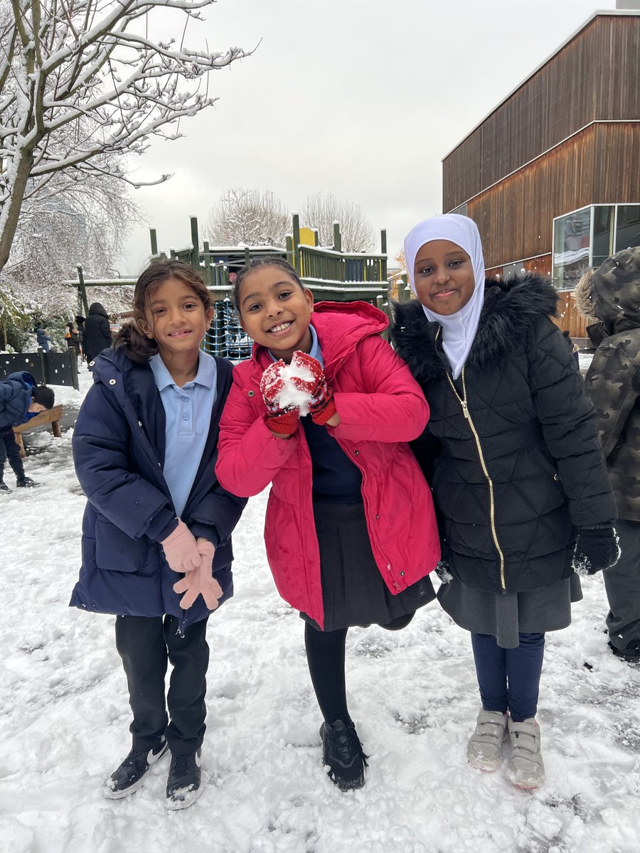 TFPrimaryN1's tweet image. We are having snow much fun at break time today ❄️☃️

#NWFed #londonsnow