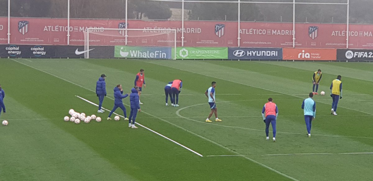Atletico_MD's tweet photo. 🔴⚪🔛 El #Atleti ya está en el césped del Cerro.

❌ Giménez, Witsel, Cunha y Felipe, todos con trabajo alternativo en el gimnasio.

🇺🇾 Giménez sufre un golpe del último entrenamiento.

🇪🇦 Koke, Llorente y Morata ya están de vuelta pero están en el gimnasio.

#Atleti #LaLiga https://t.co/8fazdvYGRh