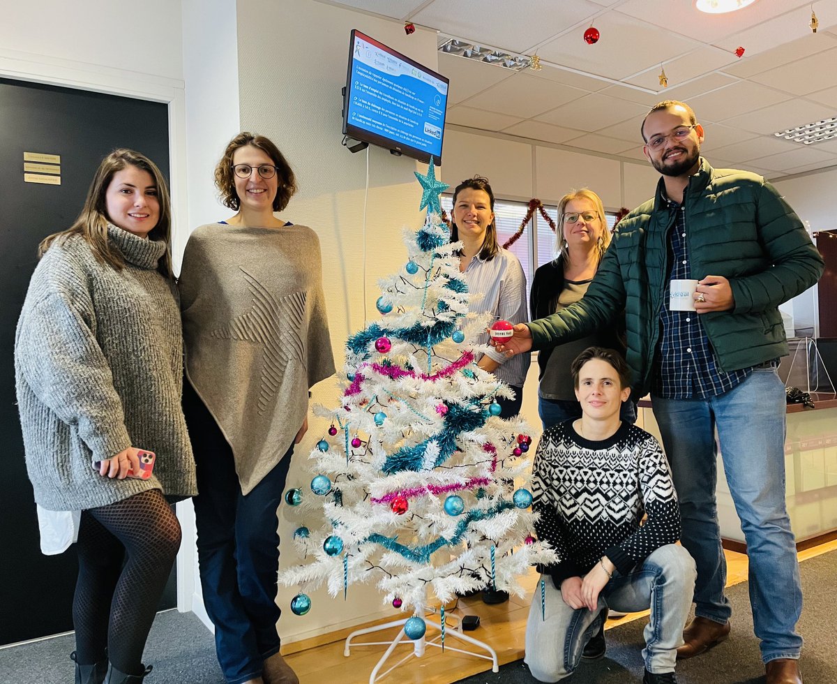 ⭐️ Le traditionnel sapin de #Noël aux couleurs de #VIDEAL, réalisé en express par l’équipe !🎄Merci Tiphaine, Marion, Naomy, Med-Ali, Pauline &amp; Sophie ! 👏🏼
