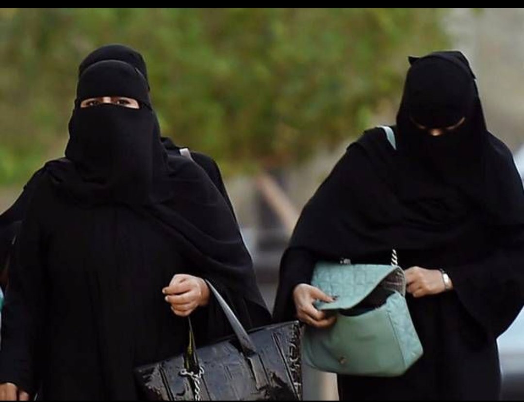 La mujer en la historia y haciendo historia 
Un día como hoy de  2015:
Por primera vez pueden votar y ser candidatas las mujeres en Arabia Saudita, en las elecciones municipales celebradas este día