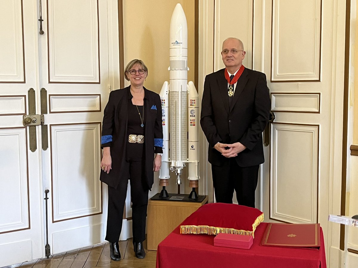 🇫🇷🇪🇺🚀 Chercheur au <a href="/CNRS/">CNRS 🌍</a>, Président du Conseil de l’<a href="/ESA_fr/">ESA France</a>, Président du <a href="/CNES/">CNES</a>… dans toutes ses fonctions, Jean-Yves Le Gall n’aura cessé de faire rayonner le domaine spatial français.

Honorée de lui remettre ce jour les insignes de Commandeur de la Légion d’Honneur.