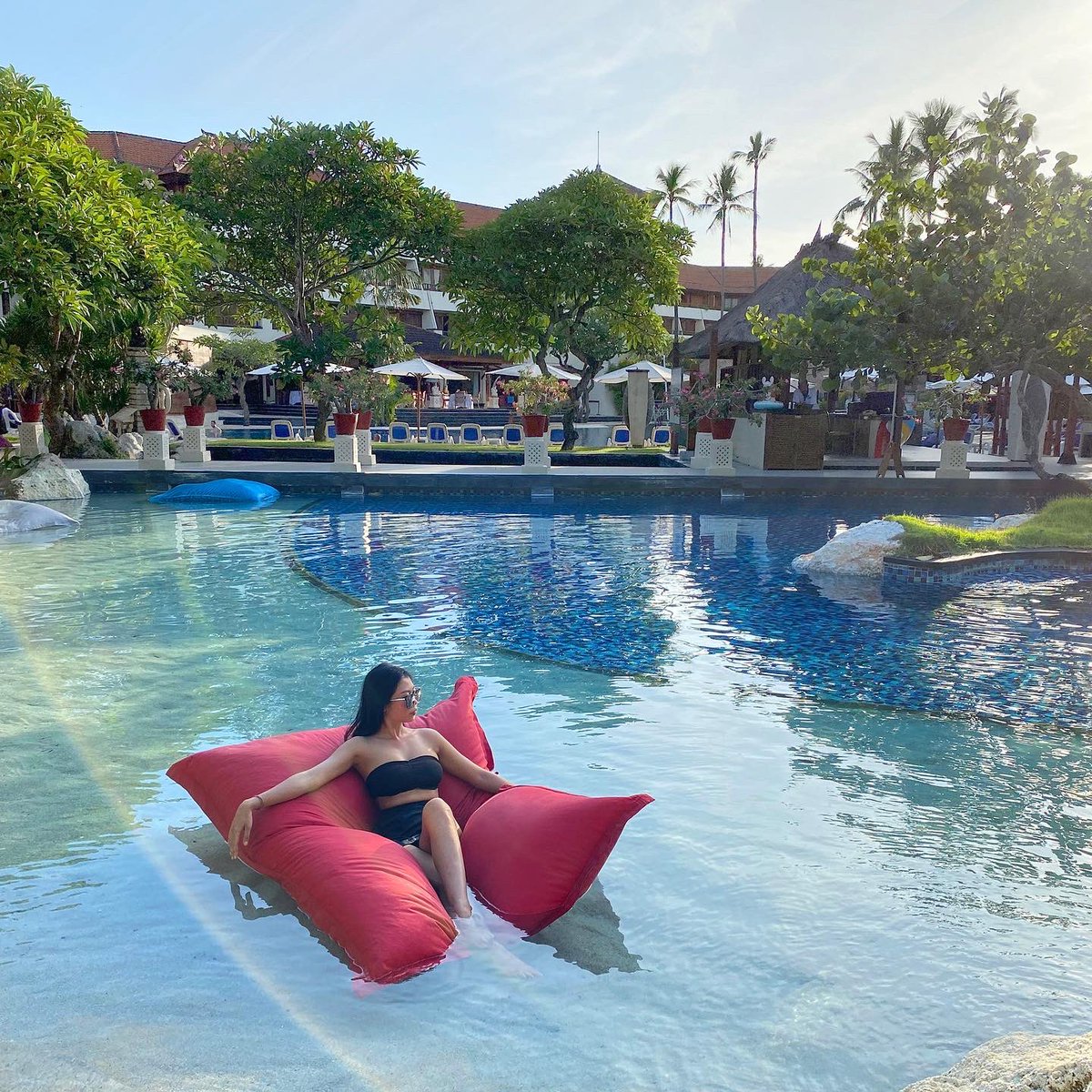 NusaDuaHotel's tweet photo. Stay afloat with a plush beanbag and let your worries drift away while you relax at our swimming pool.
__
#NusaDuaBeachHotelAndSpa #AuthenticallyBali #FloatingBeanBag
#Resort #Travel #Bali #itstimeforbali #baliismylife #wonderfulindonesia https://t.co/gp11Fyy3SE