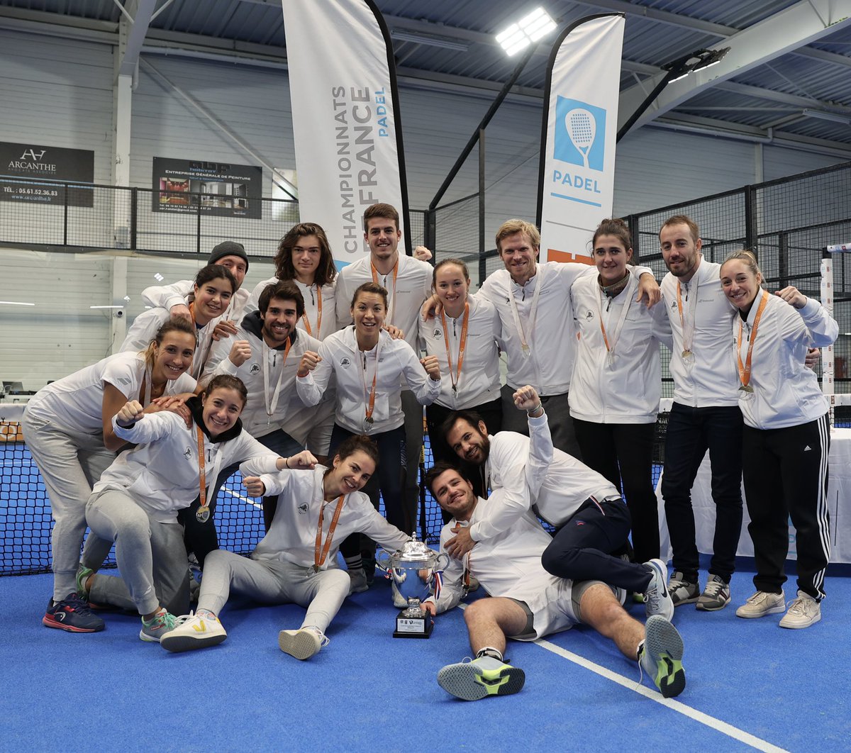 [PADEL]
ALL IN PADEL Lyon-Décines au top lors des finales des championnats de France Interclubs N1 ! 🏆🔥
Les hommes décrochent le titre pour la dernière compétition pro du capitaine <a href="/JohanBergeron/">Johan Bergeron</a> ✨
Les filles terminent 3èmes après un super parcours 🥉

#allingroup #allinpadel