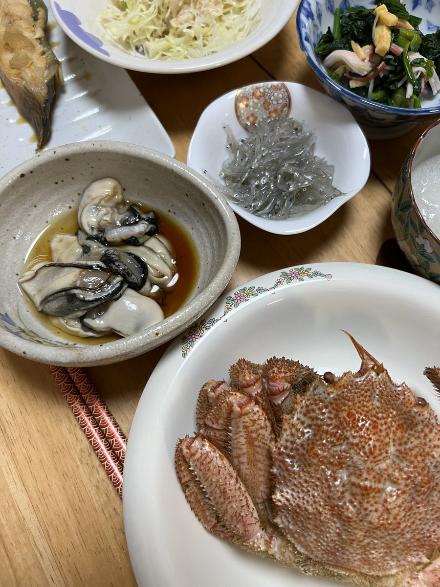 Kanocching's tweet photo. 実家で海の幸を頂いております☺︎

#ナメタガレイ 
#シラウオ 
#牡蠣 
#毛蟹 
#宮城県 
#三陸 https://t.co/I5Ehf6Ufdo