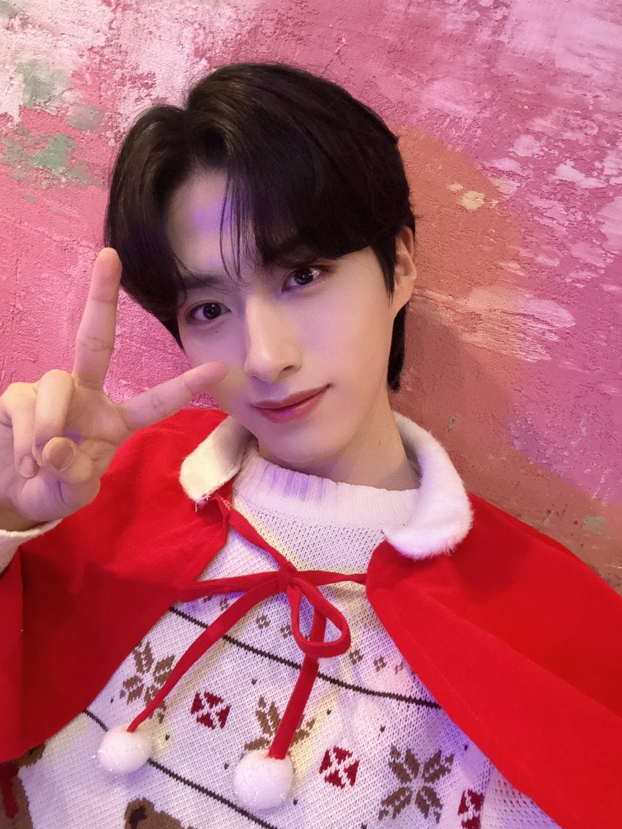 xionnim's tweet photo. Some of the memories from yesterday’s fun cafe event ☕️😘 Let’s spend a warm winter together with Xion, Moonies~! I love Moonies so much today too 🌏💜🌙 https://t.co/kxpKNVfjyE