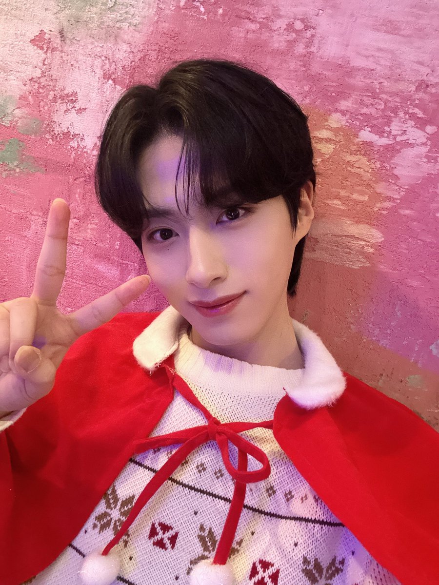 xionnim's tweet photo. Some of the memories from yesterday’s fun cafe event ☕️😘 Let’s spend a warm winter together with Xion, Moonies~! I love Moonies so much today too 🌏💜🌙 https://t.co/kxpKNVfjyE