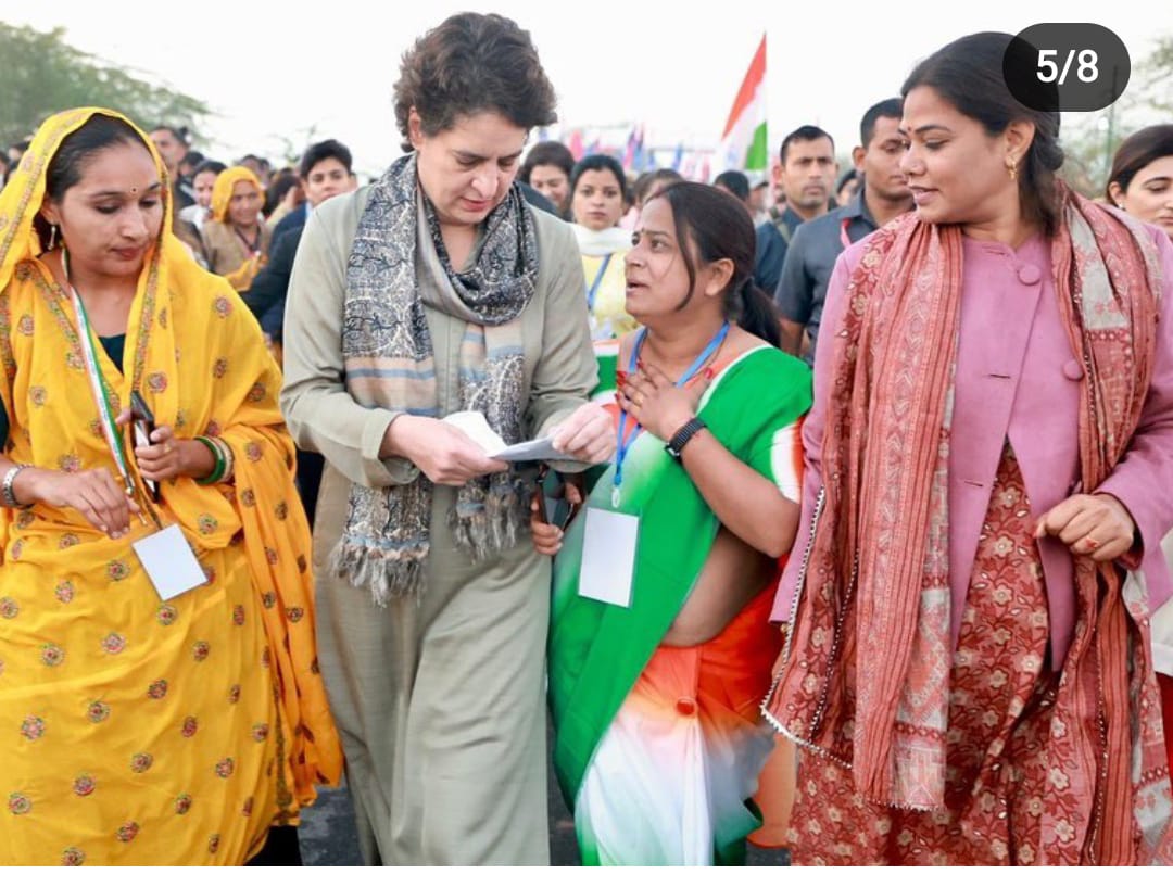 Rajsanvidha's tweet photo. @priyankagandhi  आज NHM प्रंबधकीय संविदा कर्मी निवेदिता ने 10 किमी भारत यात्रा में पैदल चलकर प्रियंका-गांधी से नियमित करने की गुहार लगाई हमे नियमित नही बल्कि वापिस संविदा रूल्स से संविदा पर ही लगा रहे है 2018 चुनावी घोषणा पत्र मे नियमित करने का वादा था https://t.co/H14mXYHhHW