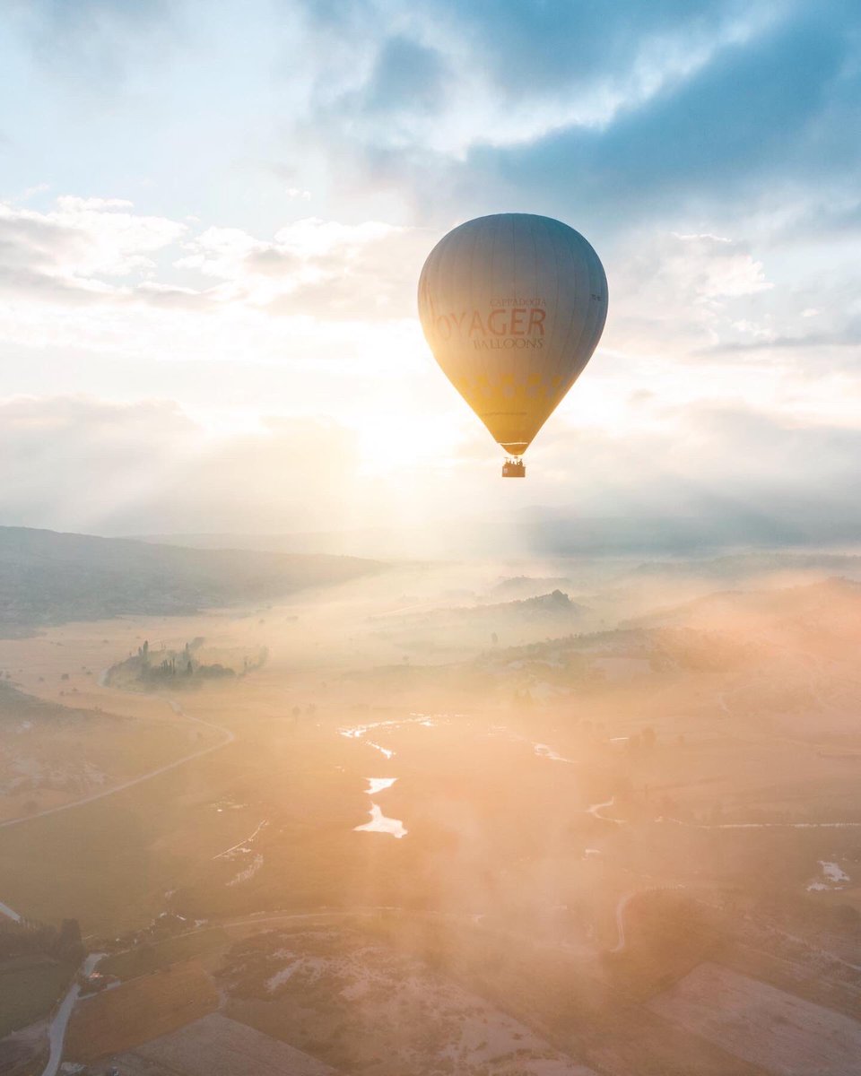 visit_afyon's tweet photo. ✨Frigya'nın doğal güzelliklerini güneşin doğuşu eşliğinde gökyüzünden keşfedin🤩

Ayrıca göl üzerinde uçuş yapan tek yerin Afyonkarahisar olduğunu unutmayın❤️

#visitafyon #pazartesi https://t.co/dcDNShz2ej