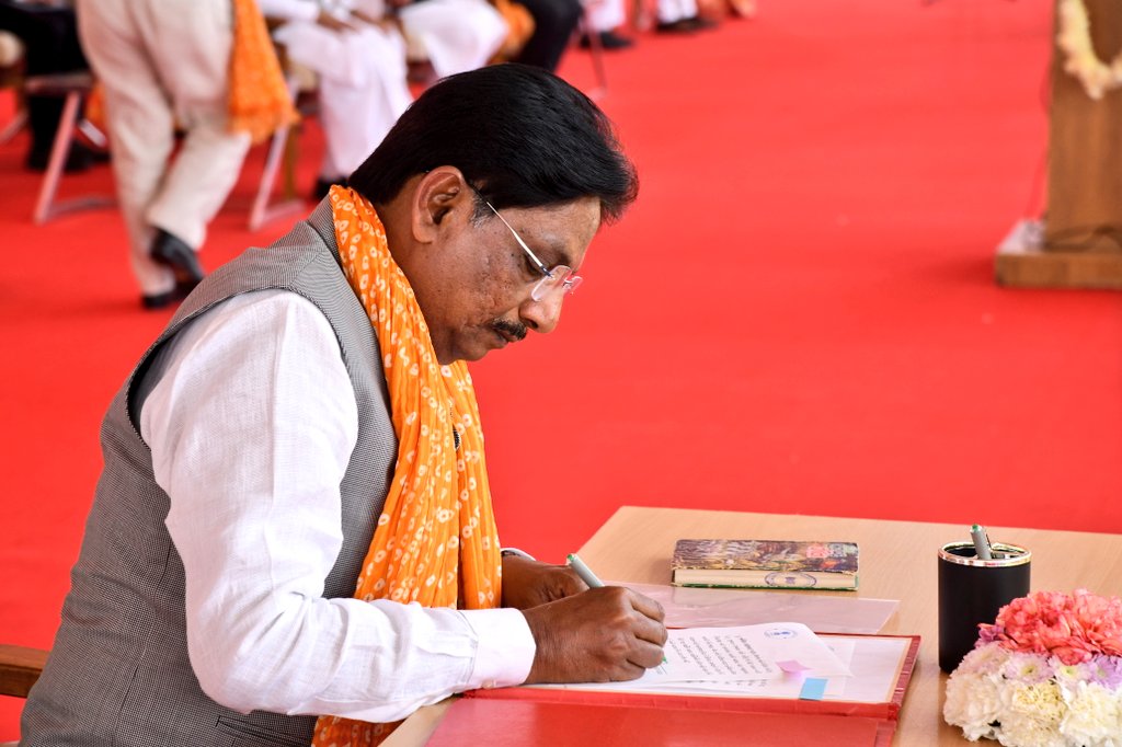 સુશાસન અને સર્વાંગી સુખાકારીના સંકલ્પ સાથે શપથ ગ્રહણ કર્યા..

#ભાજપની_ડબલ_એન્જિન_સરકાર