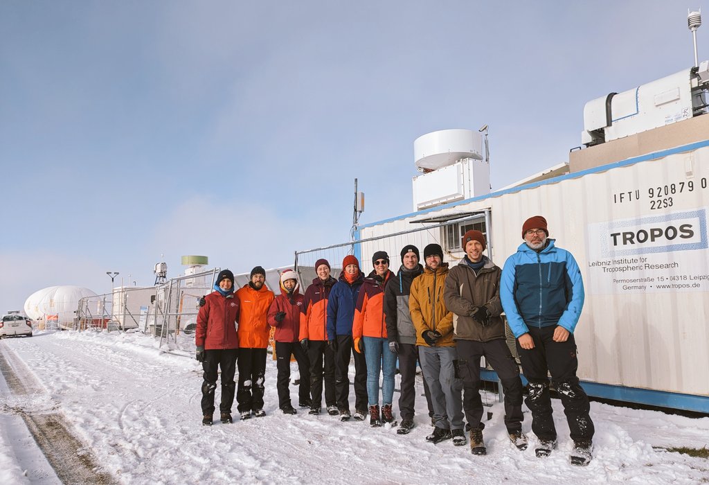 Chickenhill1's tweet photo. Great to see the teams of the #CloudLab and #PolarCAP projects combined. Ready to analyse cloud measurements from all the instruments. @usys_ethzh @TROPOS_eu @ETH_en https://t.co/1jfIr7qof4