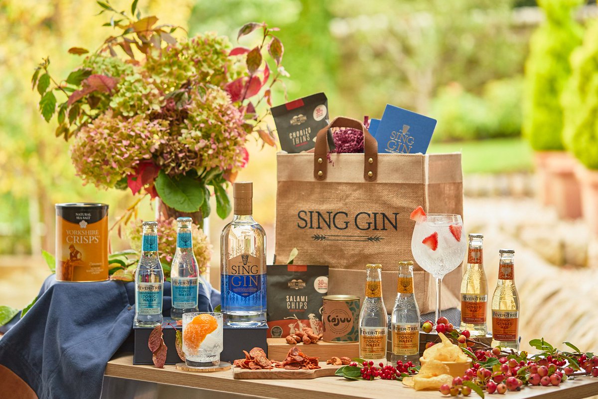 ‘For all who savour the savoury! A fine gin and tonic requires a moreish snack (or four!) to go with it. This is the ideal hamper for those who prefer their treats salty, not sweet. To guarantee Christmas delivery, place your order before 2pm Tuesday 20th December! 🎄🥂