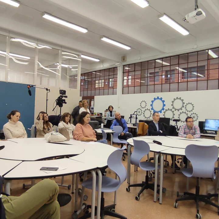 iesEFlorez's tweet photo. 🖥️🥽🎥🖨️🕹️
El pasado 30 de noviembre se celebro el acto Certificación en Tecnologías FP ATECA, que puso punto final a la formación llevada a cabo para profesores del centro durante este trimestre. 

Con @educacyl @TICABurgos @Grupo_AEd #HPwithIntel @ITE_SL https://t.co/gHwRhOzPO1