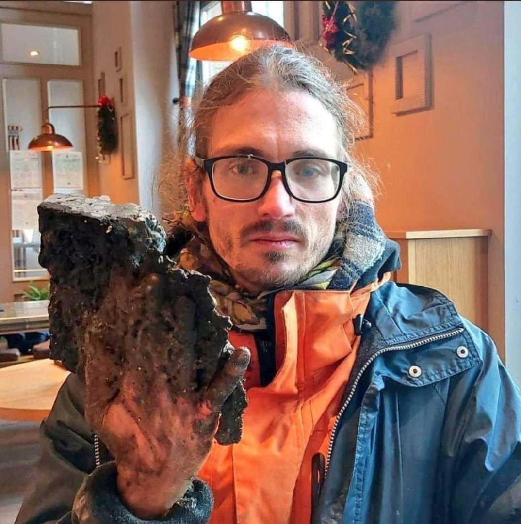 Sissi324252's tweet photo. Er hat bald im Knast sehr viel Zeit, ob es wirklich schlau war, seine Hand einzubetonieren? Was meint Ihr?🤭😆 https://t.co/TyuXIj2rKi