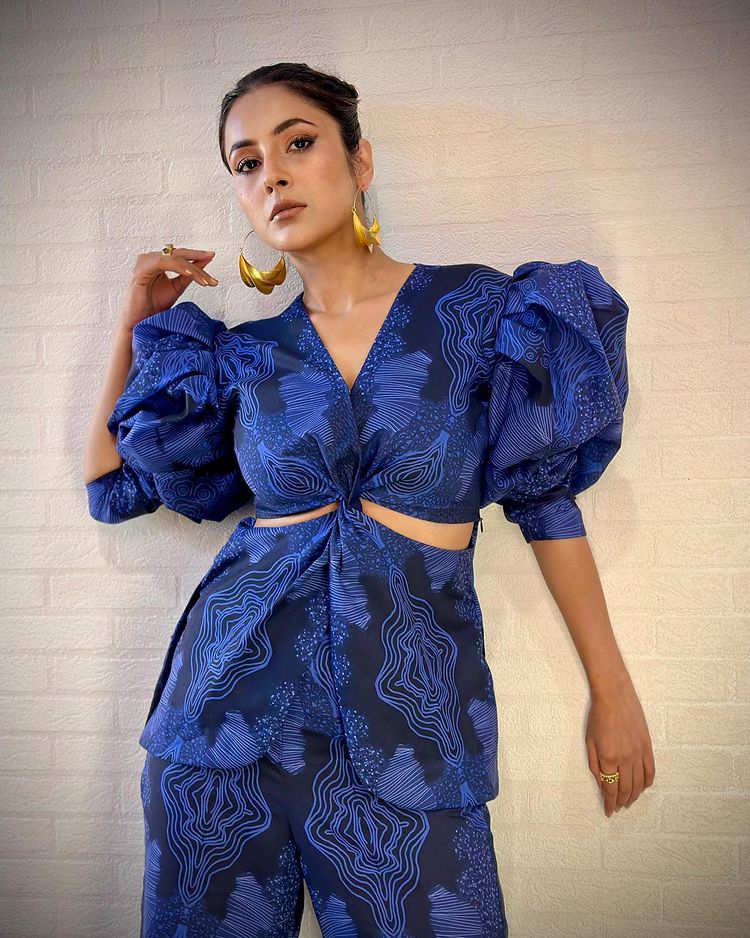 Shehnaaz Gill looks mesmerizing in latest photoshoot

#MiddayEntertainment #shehnaazgillwinninghearts #shehnaazgillfans #ShehnaazGill #mesmerizing #organzadress #photoshoot 

gujaratimidday.com/photo