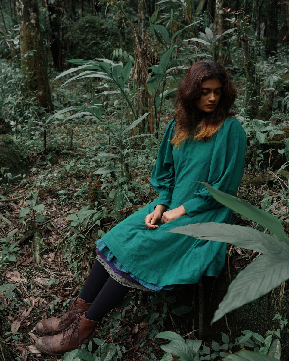 SJMANTRA's tweet image. 𝙒𝙤𝙤𝙙𝙡𝙖𝙣𝙙 𝙏𝙚𝙖𝙡 𝘿𝙧𝙚𝙨𝙨 in Phulia handloom worn over layers of luscious violet and green kalamkari prints. From under that profusion of colours and prints, a tuft of dove grey lace tries hard to stay sober.

#mantra #collectiondrop #findingwalden #ArchanaAkilKumar