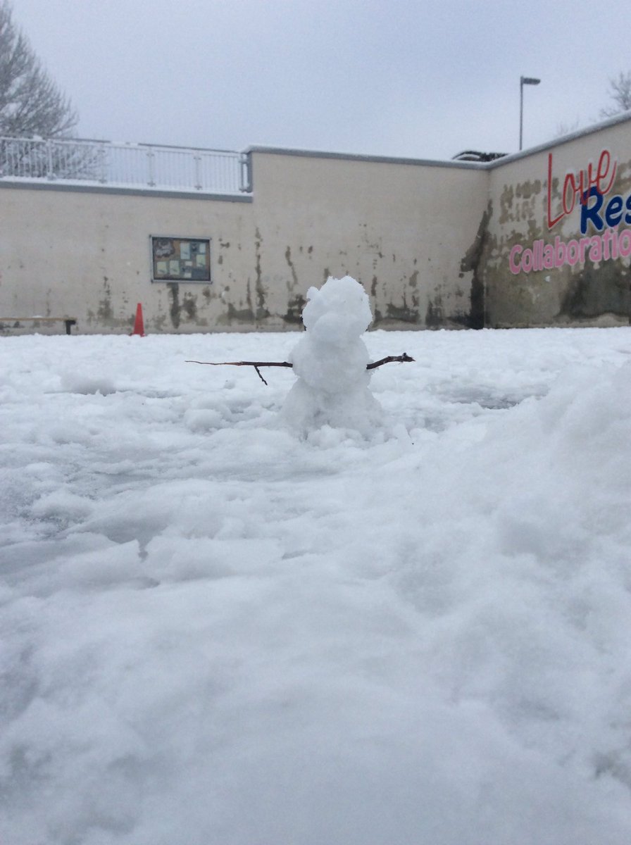 FoxfldOak3's tweet photo. School snow day❄️☃️🌨 At playtime, we made lots of amazing snowmen! @foxfield @FoxfldCherry @FoxfldAlmond1 https://t.co/QRRilNrvAM