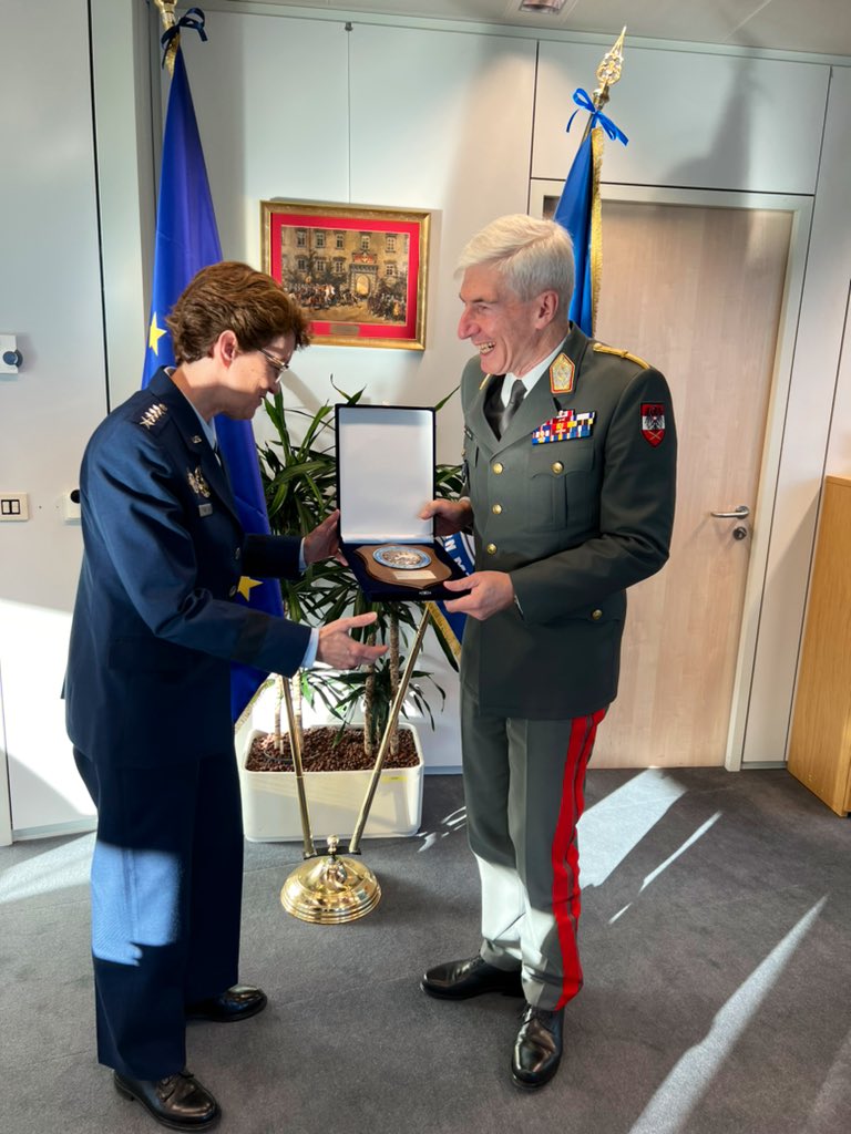 Ops & missions success depends on timely deliver of all is needed to troops. Solid #logistic & reliable #MilitaryMobility are key. With Gen. Van Ovost @USTRANSCOM_CDR, Commander of @US_TRANSCOM we concurred #EU - #NATO must consolidate cooperation in these domains.
@eu_eeas