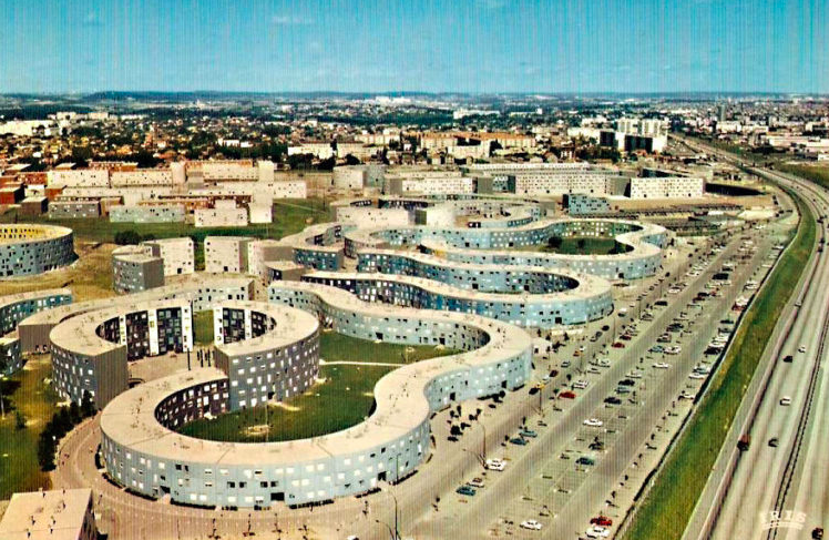 Ce mois-ci, <a href="/mdiplo/">Le Monde diplomatique 🖋</a> publie une des enquêtes les plus difficiles qu’il m’ait été donnée d’écrire. Pour une fois, cet article ne vous mènera pas aux confins de la Syrie ou de la Tunisie, mais à moins de 30 km de Paris. Au coeur de la fabrique de la banlieue à la française. 🧶 👇