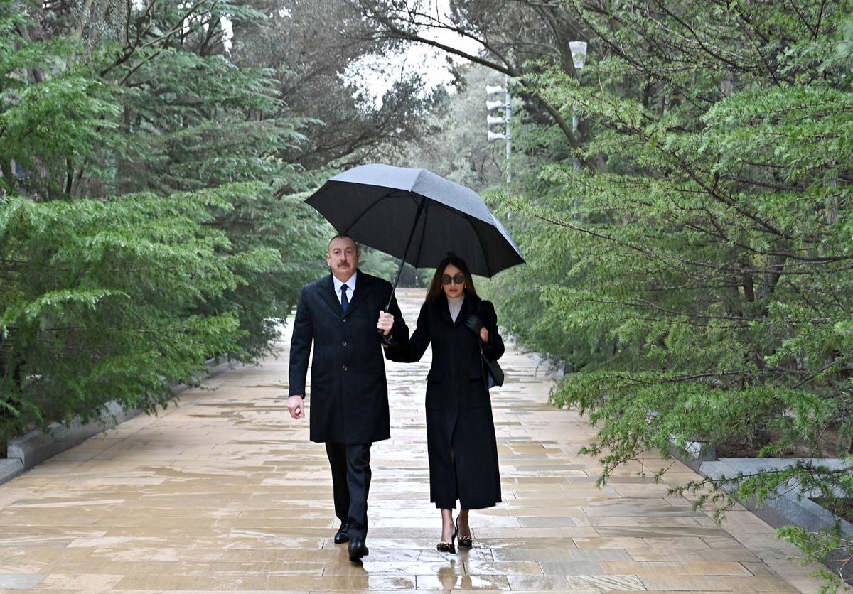 YAP_1992's tweet photo. Prezident İlham Əliyev və birinci xanım Mehriban Əliyeva Ümummilli Lider Heydər Əliyevin məzarını ziyarət ediblər.
https://t.co/gOt7POHooM https://t.co/bGtjaLpGwK