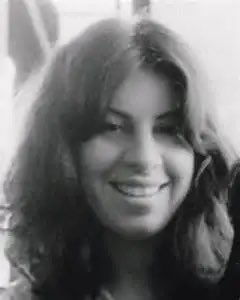 Tu cuerpo explotado nos sigue doliendo; tu sonrisa multiplicada nos sigue acompañando. Alicia Ríos Crocco, militante del MIR, estudiante de Sicología en la PUC, dinamitada por la CNI, el 12 de diciembre de 1984, en la calle San Eugenio, Ñuñoa. Siempre con nosotros ❤️🖤