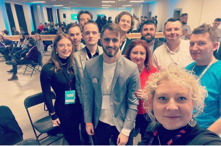 norbertbatory's tweet photo. Byłem na #MeetUpPO i było 🔝
Świetna organizacja - ukłony dla całej ekipy na czele z @AGajewska. Pozytywna energia i jasna deklaracja, że w polityce nadchodzi czas nowej generacji utrzymują mnie w przekonaniu, że już za rok znowu będzie normalnie.
Dzięki! https://t.co/Op4SunnoK4