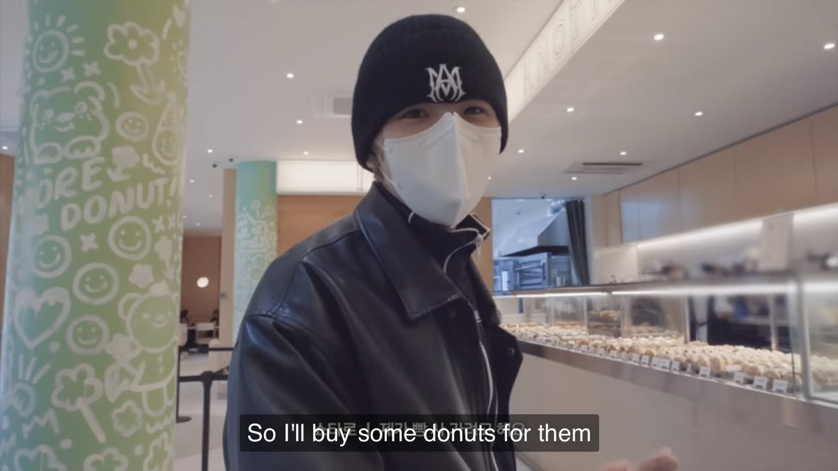 shotaro bought a cake for yuta for his birthday and since the 127s were there for a separate shoot, he bought them some food too 🥹