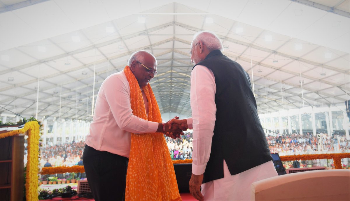 ChaudhryShankar's tweet photo. માનનીય શ્રી @Bhupendrapbjp સાહેબને ફરી એકવાર ગરવી ગુજરાતના મુખ્યમંત્રી બનવા બદલ ખૂબ ખૂબ અભિનંદન.
 
ગત વર્ષમાં આપે કરેલા અસંખ્ય વિકાસના કામોની કાર્યપોથીમાં વધુને વધુ પાનાઓ આગામી વર્ષોમાં પણ ઉમેરાય, તેમજ સમગ્ર ગુજરાત પ્રગતિના પંથે આગળ વધતું રહે તેવી શુભકામનાઓ. https://t.co/nDR8bqYZ2a