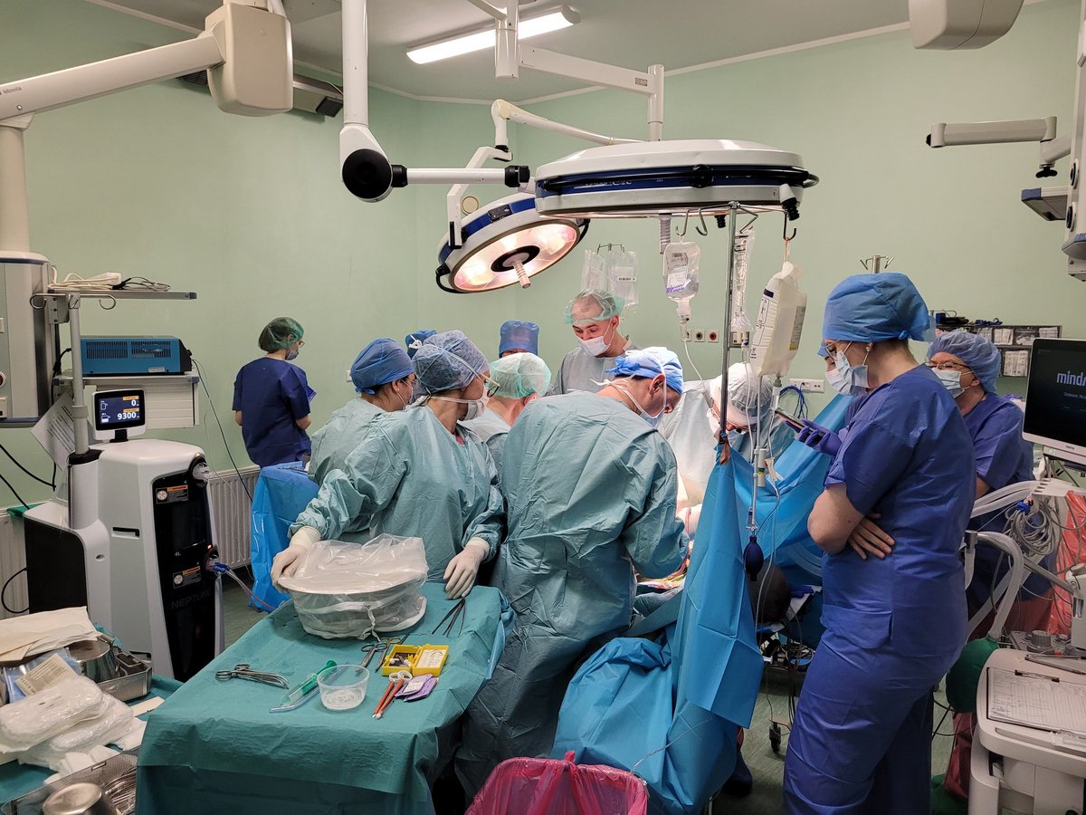 pawel8staw's tweet photo. 1/ 5:30 rano. Wjazd na salę operacyjna. Oczekiwanie na 4 zespoły transplantacyjne.. 20h temu zaczął się dyżur, pacjent X w OIT z masywnym krwawieniem do mózgu, dzis areaktywny- nie reaguje na bodźce pomimo wentylacji respiratorem i brakiem leków sedujacych czy p/bolowych. / https://t.co/MWYIbSwZX7