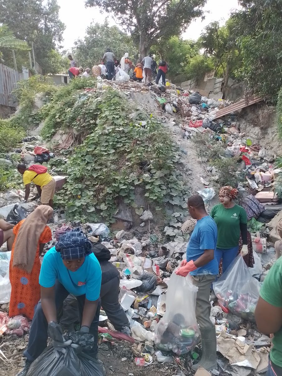 Bon début de semaine à toutes et tous, pour nous ça commence fort à #Mayotte avec un nouvel atelier et chantier d'#insertion de dépollution de l'environnement...